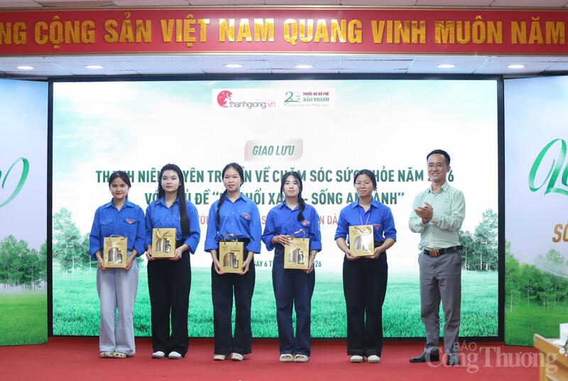 Các bạn trẻ với kiến thức xuất sắc về hô hấp giành những phần thưởng của chương trình. Ảnh: Lâm Hải