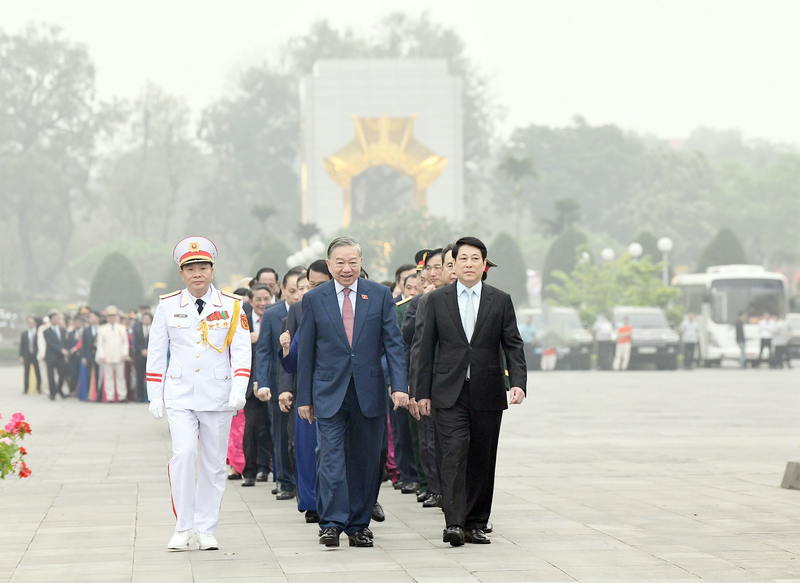 Tổng Bí thư Tô Lâm, Chủ tịch nước Lương Cường, Thủ tướng Chính phủ Phạm Minh Chính, Chủ tịch Quốc hội Trần Thanh Mẫn cùng các đại biểu Quốc hội vào Lăng viếng Chủ tịch Hồ Chí Minh. Ảnh: Lâm Hiển