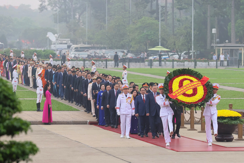 Đoàn đại biểu dâng vòng hoa vào Lăng viếng Chủ tịch Hồ Chí Minh. Ảnh: Phạm Thắng