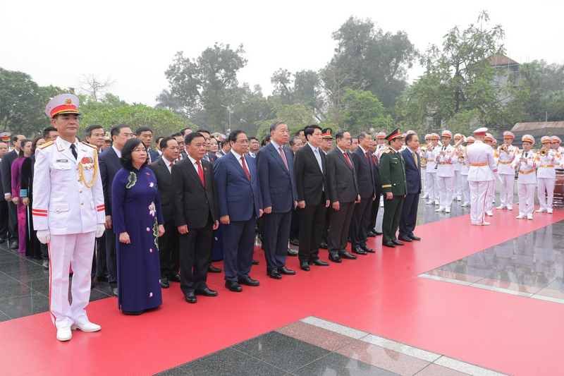 Đoàn đại biểu thành kính, trang nghiêm tưởng niệm các anh hùng liệt sỹ tại Đài tưởng niệm các anh hùng liệt sỹ trên đường Bắc Sơn. Ảnh: Hồ Long