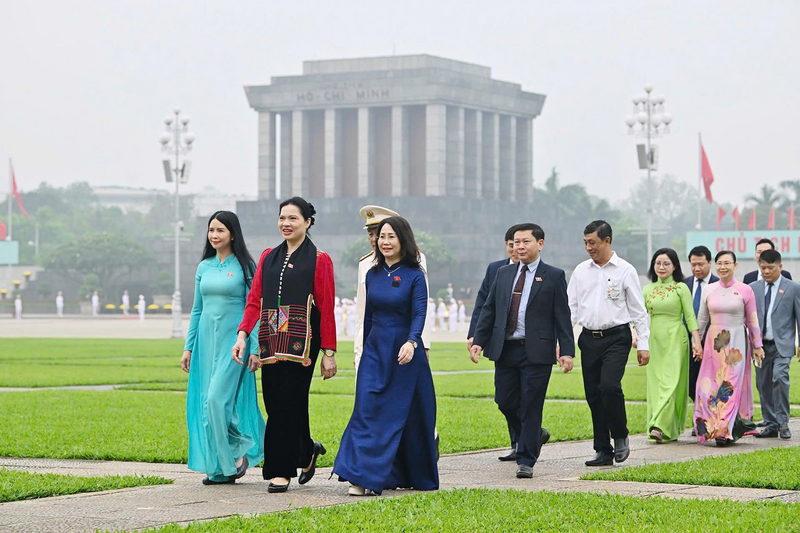 Đại biểu Quốc hội vào Lăng viếng Chủ tịch Hồ Chí Minh. Ảnh: Quang Khánh