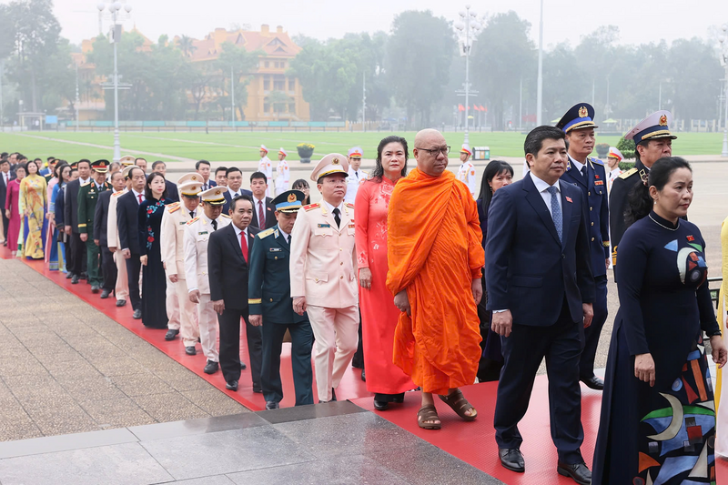 Các đại biểu Quốc hội vào Lăng viếng Chủ tịch Hồ Chí Minh. Ảnh: Phạm Thắng