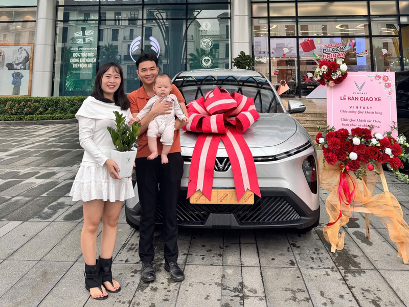 Anh Lưu Thanh Thành và gia đình bên người bạn mới trong hành trình chạy dịch vụ Limo Green