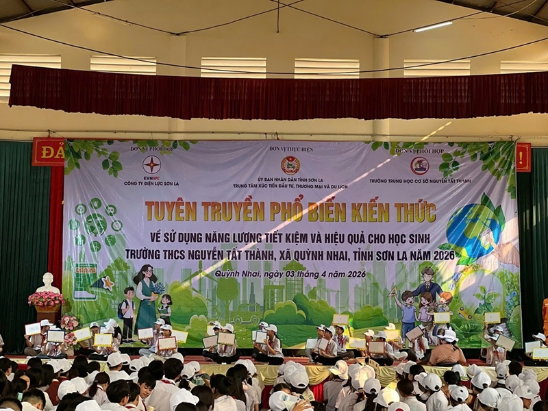 Học sinh tham gia trò chơi Rung chuông vàng và BTC trao giải thưởng cho học sinh tham gia trò chơi.