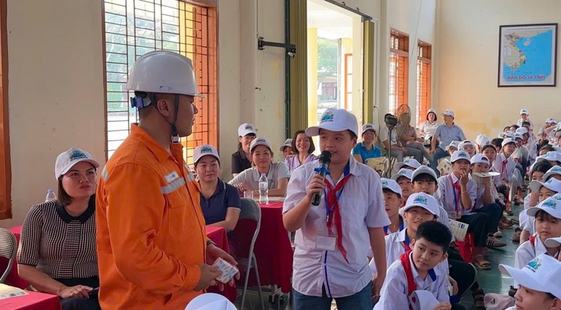 Học sinh tham gia các trò chơi và hào hứng trả lời câu hỏi.