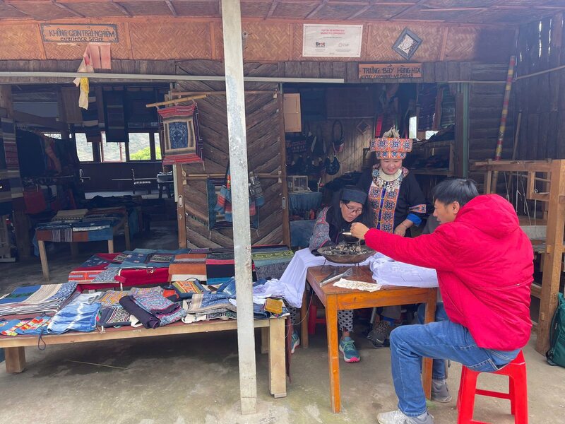 Tại Hợp tác xã Mường Hoa, công nghệ còn giúp “bán câu chuyện”, các video ngắn, livestream hay bài viết trên mạng xã hội đã trở thành kênh truyền thông hiệu quả. Ảnh: NVCC