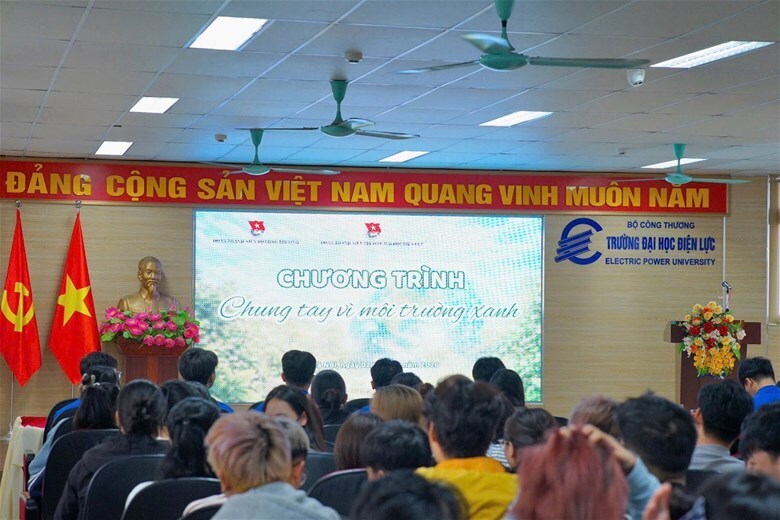 Chương trình Chung tay vì môi trường xanh thu hút đông đảo sinh viên tham gia.