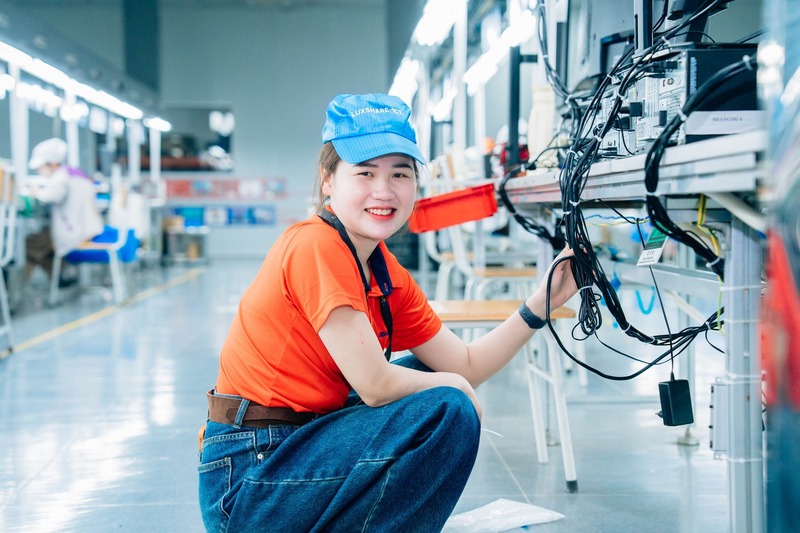 Niềm vui của người lao động ngành điện tử