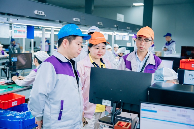 Tại Công ty TNHH Luxshare -ICT - doanh nghiệp chuyện sản xuất linh kiện điện tử, có số lượng người lao động đông nhất tỉnh Nghệ An với gần 30.000 người lao động, không khí sản xuất nhộn nhịp. Hàng triệu sản phẩm được xuất đi mỗi tháng