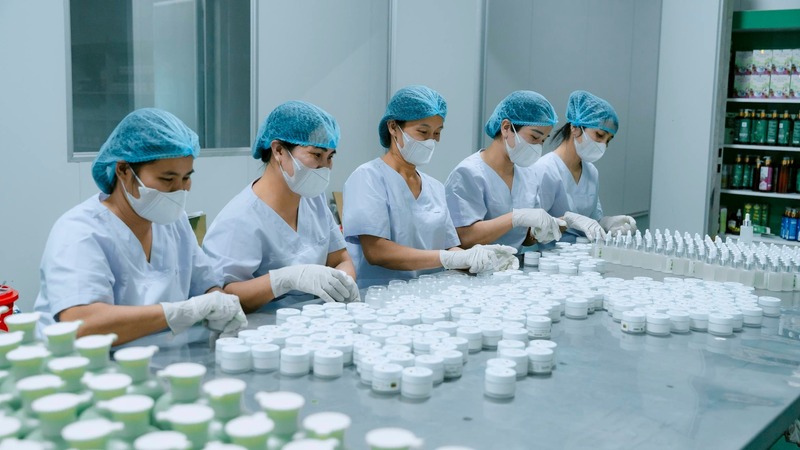 Các doanh nghiệp chuyên sản xuất mỹ phẩm có nguồn gốc tự nhiên cũng tăng nhanh số lượng hàng hoá đưa ra thị trường, nhất là trên các sàn thương mại điện tử