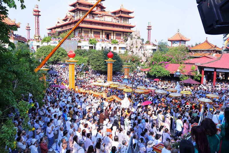 Sáng ngày 6/4 (nhằm ngày 19/2 âm lịch), trong khuôn khổ Lễ hội Quán Thế Âm Ngũ Hành Sơn năm 2026 (phường Ngũ Hành Sơn, TP. Đà Nẵng), Lễ vía Đức Bồ Tát Quán Thế Âm chính thức diễn ra. Ảnh: Diễm Phúc