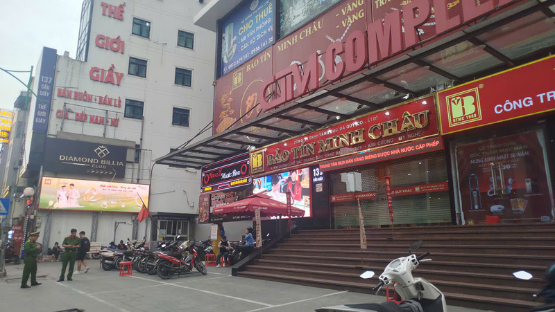 Cơ quan điều tra xuất hiện tại cửa hàng Bảo Tín Minh Châu ở 139 đường Cầu Giấy, Hà Nội. Ảnh: Hải Sơn