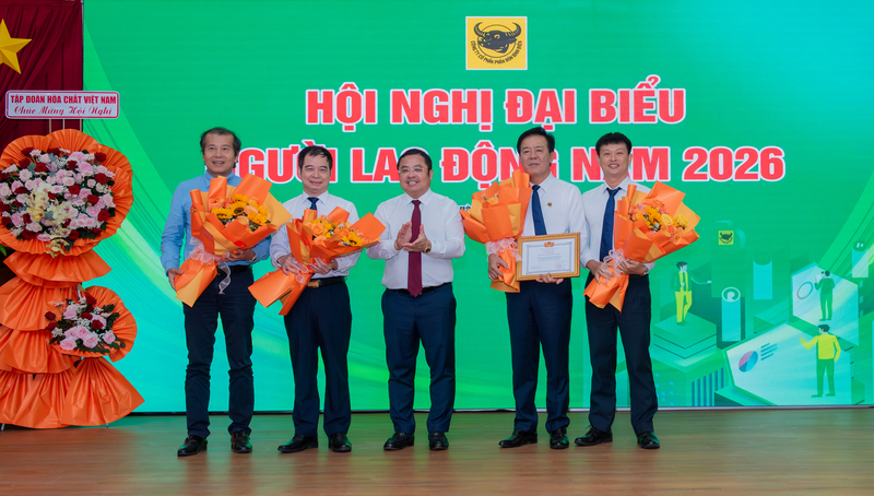 Ông Phùng Quang Hiệp, Chủ tịch HĐTV Vinachem ghi nhận những thành tích vượt trội của công ty trong năm 2025, góp phần vào sự phát triển bền vững của Tập đoàn.