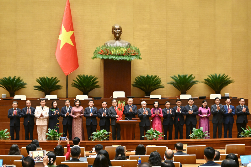 Thay mặt lãnh đạo Đảng, Nhà nước, Tổng Bí thư Tô Lâm tặng hoa chúc mừng các đồng chí lãnh đạo Quốc hội Khóa XVI.