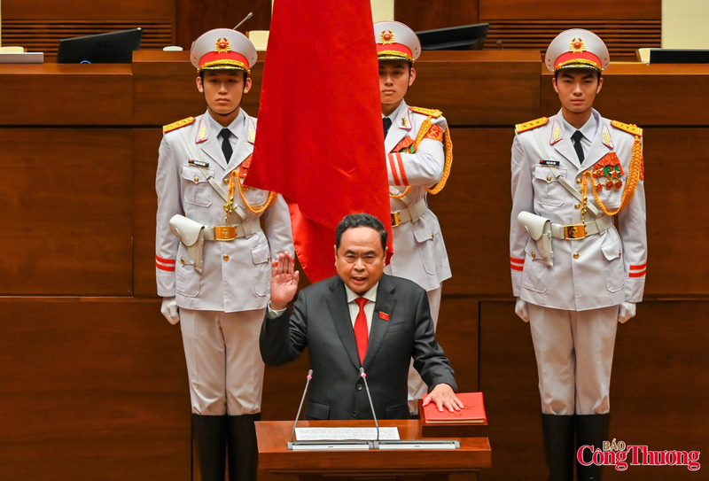 Chủ tịch Quốc hội Trần Thanh Mẫn thực hiện nghi thức tuyên thệ.