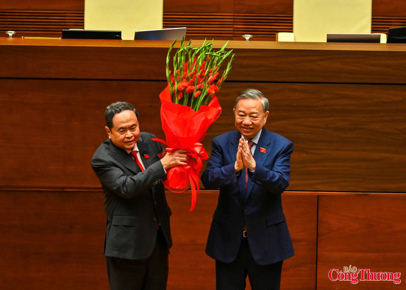 Tổng Bí thư Tô Lâm tặng hoa chúc mừng Chủ tịch Quốc hội Khóa XVI Trần Thanh Mẫn.