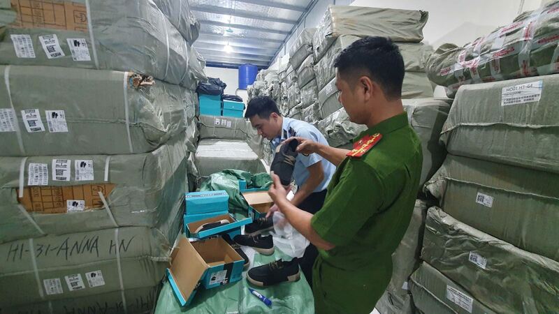Phòng Cảnh sát kinh tế Công an tỉnh Hưng Yên phối hợp Đội Quản lý thị trường số 9 kiểm tra, phát hiện hơn 10.000 đôi giày giả da không rõ nguồn gốc, xuất xứ. Ảnh: Công an tỉnh Hưng Yên