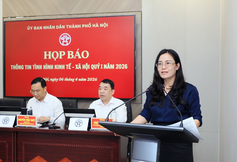 Bà Đỗ Thu Hằng, Phó Giám đốc Sở Tài chính Hà Nội thông tin tại buổi họp báo. Ảnh: Linh Phạm