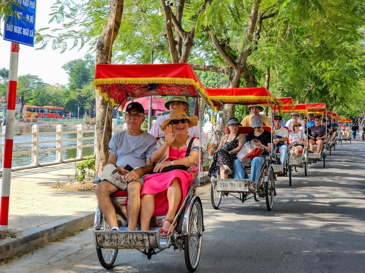 Khách du lịch quốc tế tại Việt Nam. Ảnh minh họa