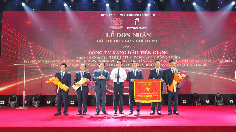 Petrolimex Đồng Tháp đón nhận Cờ thi đua của Chính phủ tại Lễ Kỷ niệm 50 năm thành lập.