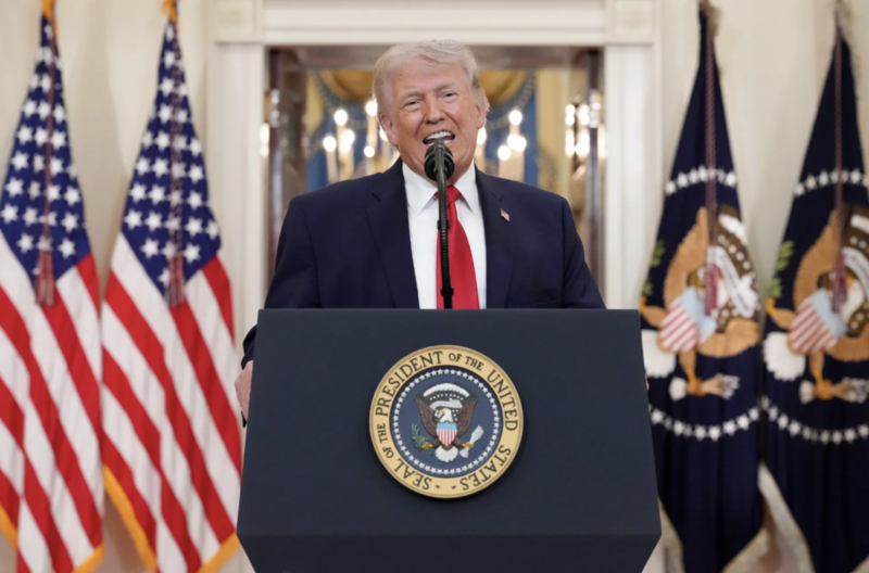 Tổng thống Donald Trump phát biểu trước toàn quốc trong khung giờ vàng tại Nhà Trắng vào tháng 4. Ảnh: Bloomberg