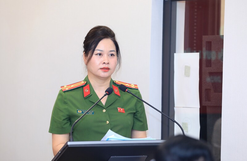 Thượng tá Vũ Thị Hoàng Yến, Phó Trưởng Phòng Cảnh sát kinh tế, Công an TP. Hà Nội thông tin tại buổi họp báo. Ảnh: Linh Phạm