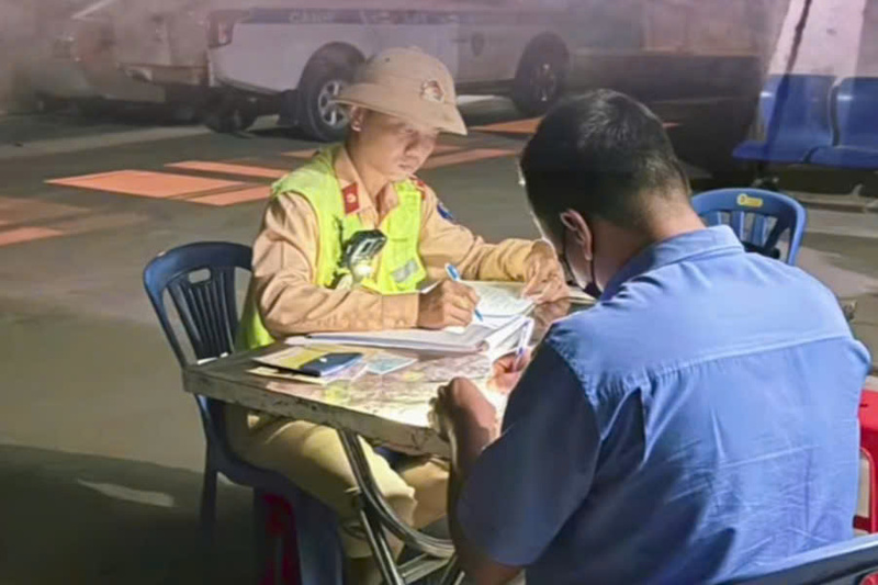 Lực lượng Cảnh sát giao thông làm việc với tài xế xe cứu thương vi phạm. Ảnh: Cục Cảnh sát giao thông