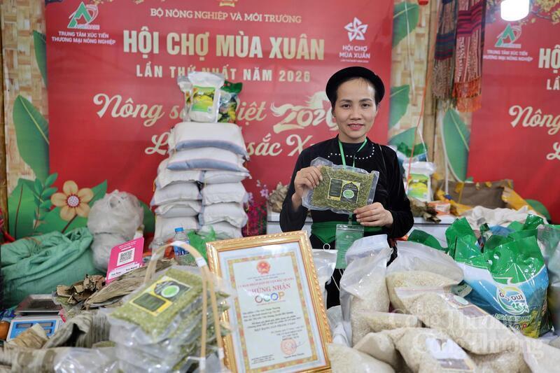 Bà Lục Thị Mỹ, Chủ tịch Hợp tác xã Cốm tươi Thơm Thương (tỉnh Tuyên Quang). Ảnh: Minh Trang