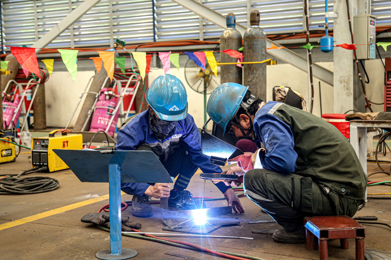 Nhiều doanh nghiệp trên địa bàn tỉnh Quảng Ngãi đã chủ động thích ứng bằng cách đầu tư công nghệ hiện đại. Ảnh: Nguyễn Dương