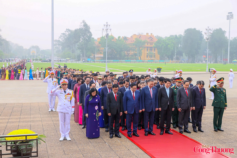 Trong không khí trang nghiêm, các đại biểu thành kính tưởng nhớ công lao to lớn của Chủ tịch Hồ Chí Minh - người sáng lập, lãnh đạo, rèn luyện Đảng Cộng sản Việt Nam - đội tiên phong của giai cấp công nhân, nhân dân lao động và dân tộc Việt Nam.