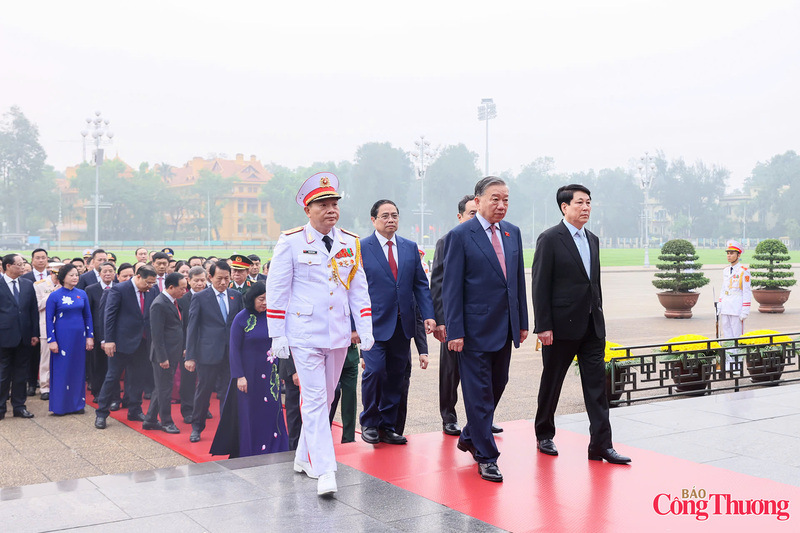 Lãnh đạo Đảng, Nhà nước, vào Lăng viếng Chủ tịch Hồ Chí Minh.