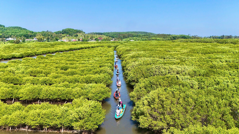 Giữa mênh mông sông nước, khách du lịch sẽ như được hòa mình với thiên nhiên. Ảnh: Nguyễn Dương