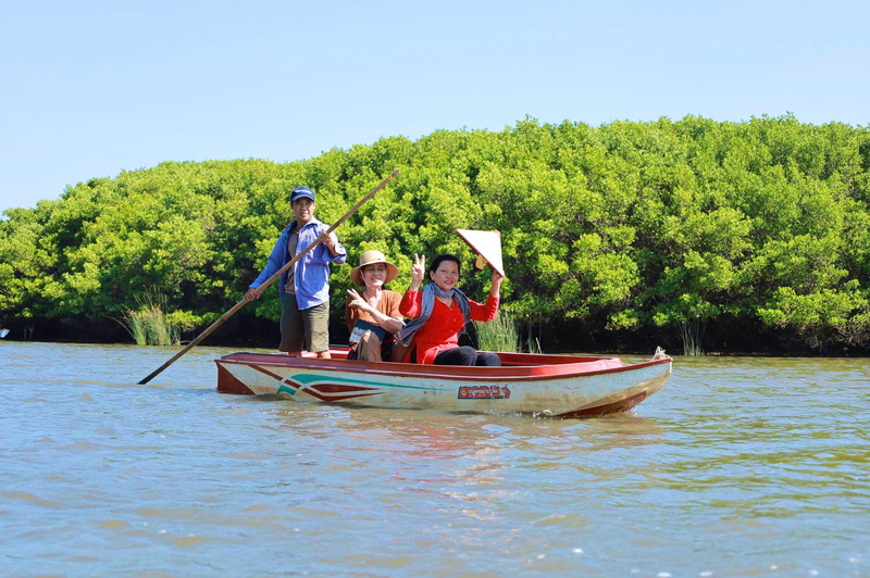 Sau hơn 10 năm trồng cây, khu vực này không chỉ hồi sinh hệ sinh thái mà còn mở ra hướng phát triển du lịch cộng đồng. Ảnh: Nguyễn Dương