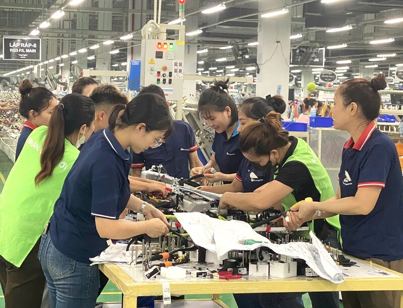 Tại các doanh nghiệp chuyên sản xuất thiết bị, linh kiện ô tô, không khí làm việc cũng rộn ràng với các chuyền sản xuất có hàng trăm người lao động