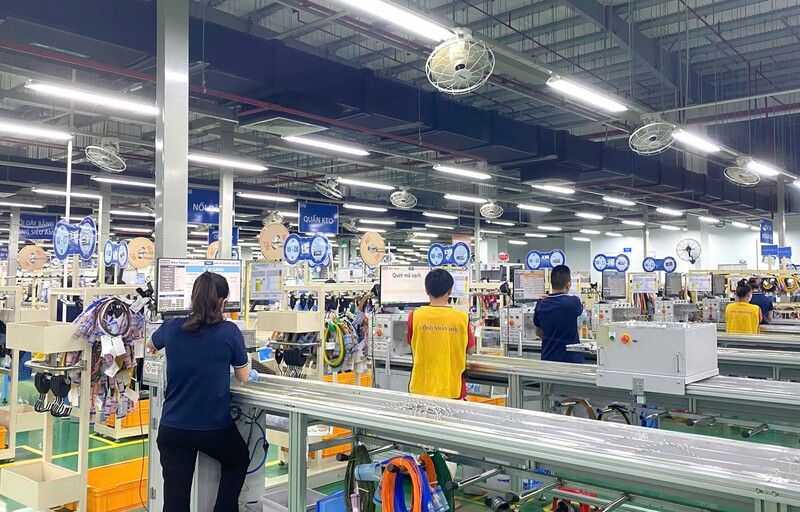 Công ty TNHH Kyungshin Nghệ An có 1.000 người lao động, chuyên sản xuất bó dây dẫn điện ô tô, xuất khẩu sang thị trường Hàn Quốc. Một nhân viên công ty này cho biết, trong quý I, đơn hàng nhiều, công nhân đi làm đủ ngày công và đến nay, các đơn hàng đã ổn định đến cuối năm.