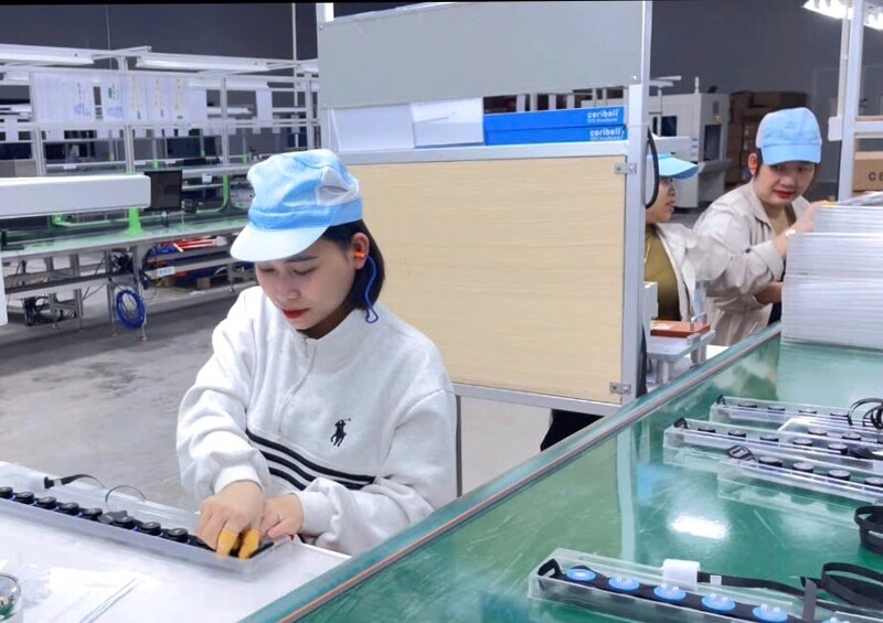 Công nhân Công ty TNHH công nghệ everwin Precision phấn khởi khi có việc làm và thu nhập ổn định