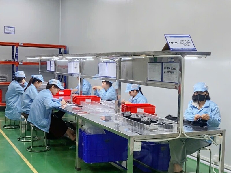 Lĩnh vực điện tử tiếp tục khẳng định vị thế dẫn đầu với kim ngạch xuất khẩu lớn. Tại Công ty TNHH Công nghệ everwin Precision (KCN VSIP), có 1.880 lao động, chuyên sản xuất các thiết bị thông minh cho Apple, Amazon, Ceribell và các công ty trong nước. Trong quý I/2026, đơn hàng tiếp tục tăng, công ty thực hiện sản xuất liên tục