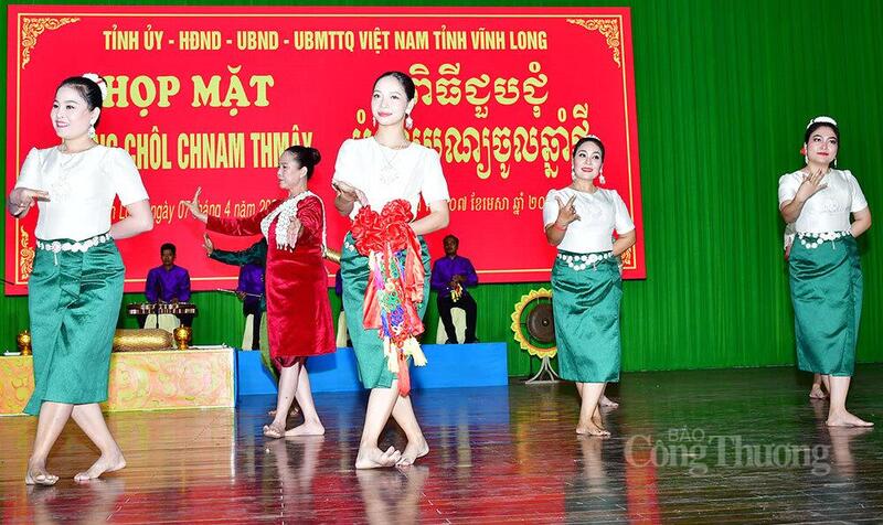 Tiết mục văn nghệ chào mừng tại buổi họp mặt.