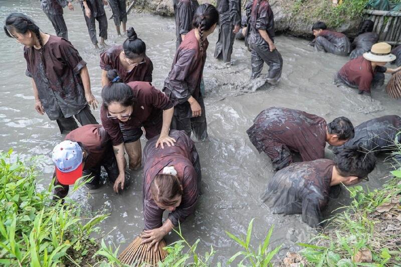 Du khách hào hứng hòa mình vào trò chơi dân gian bắt cá tại Làng du lịch Mỹ Khánh, tận hưởng trọn vẹn không gian miệt vườn sông nước đậm chất miền Tây.
