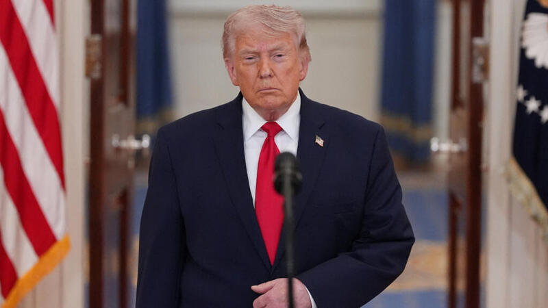 Tổng thống Mỹ Donald Trump cho biết, Mỹ đang cân nhắc khả năng thu phí tàu thuyền qua eo biển Hormuz sau xung đột với Iran. Ảnh: France24.