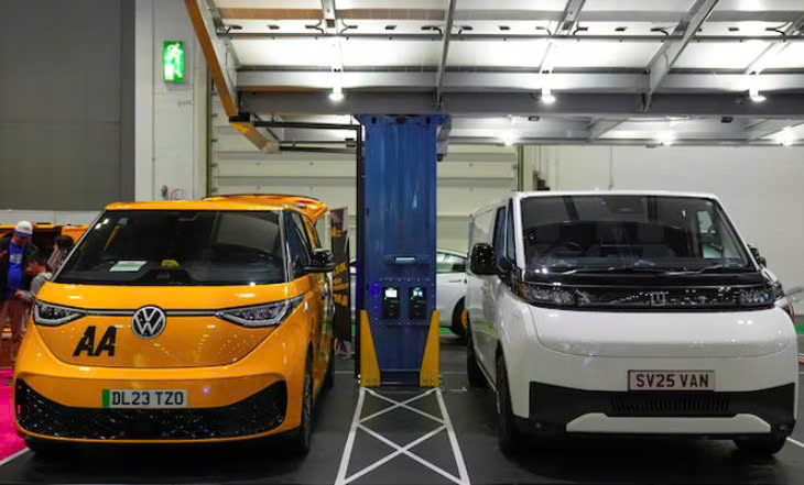 Một triển lãm xe điện tại London, Anh năm 2025 - Ảnh: Reuters