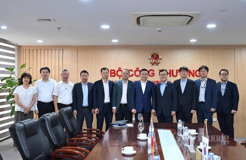 Hai bên chụp ảnh lưu niệm sau buổi làm việc.