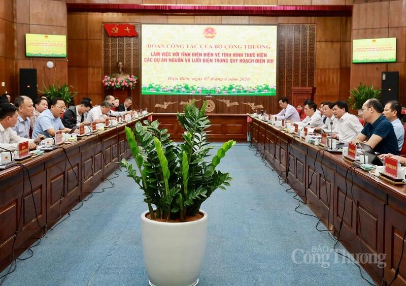 Đoàn công tác Bộ Công Thương do Thứ trưởng Nguyễn Hoàng Long làm trưởng đoàn đã có buổi làm việc với lãnh đạo tỉnh Điện Biên về tình hình triển khai các dự án nguồn và lưới điện theo Quy hoạch điện VIII điều chỉnh.