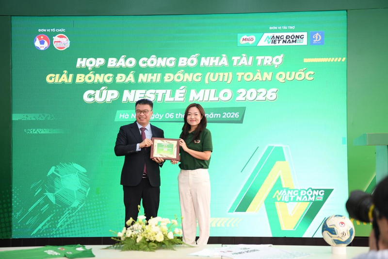 Ban Tổ chức trao kỷ niệm chương cho đại diện nhà tài trợ chính - nhãn hàng MILO