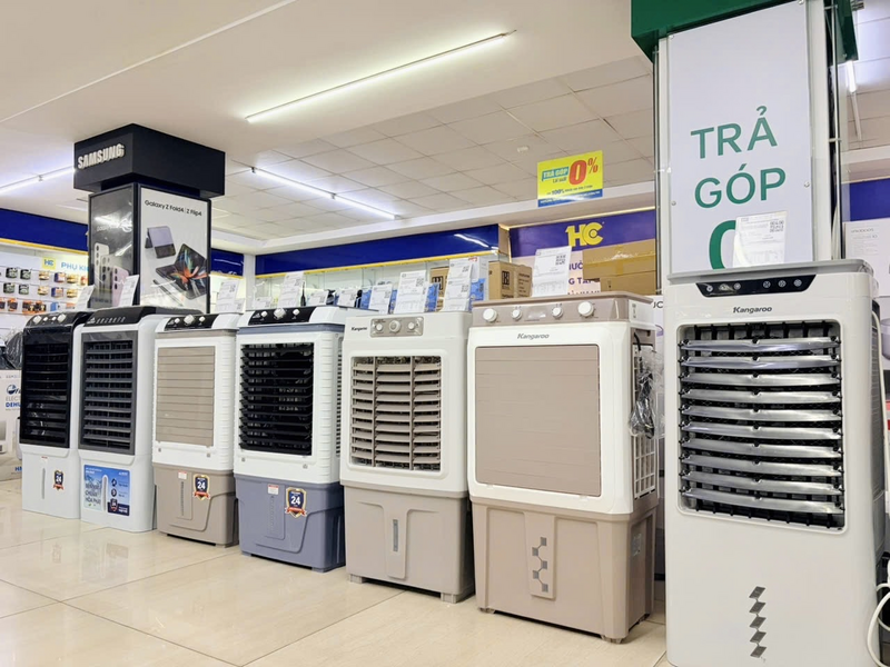 Các dòng quạt điều hòa sử dụng động cơ biến tần giúp tiết kiệm điện năng như Kangaroo, Sunhouse, Rapido tại siêu thị điện máy HC cũng là lựa chọn tối ưu chi phí của đa số khách hàng, dao động từ 2,5 - 10 triệu. Ảnh: Mai Linh