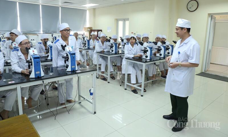 Đại tá TS.BS Trịnh Quốc Thành đang giảng thực hành cho sinh viên Bộ môn Mô phôi.