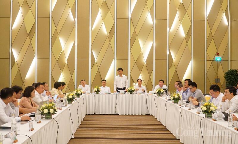 Các đại biểu thảo luận đề xuất cơ chế, chính sách thúc đẩy phát triển Trung tâm lọc hóa dầu và năng lượng quốc gia tại Khu kinh tế Dung Quất.