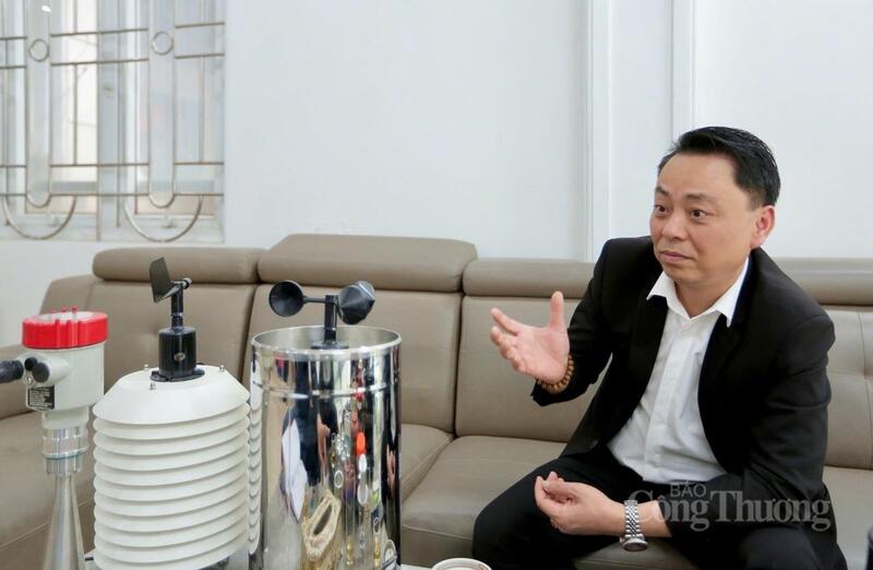 Nhóm trưởng Nguyễn Việt Thanh chia sẻ về các dụng cụ cảnh báo thiên tai phục vụ công trình "VNMAP IQAir Edge-AI" thuần Việt và được nghiên cứu sáng chế tại Thanh Hóa. Ảnh: Ngô Nhung