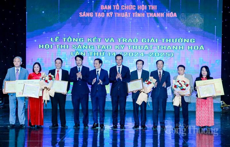 Nhóm tác giả (3 người ngoài cùng bên trái) nhận giải Nhất hội thi Sáng tạo kỹ thuật Thanh Hóa lần thứ XIV, năm 2024 - 2025. Ảnh: Ngô Nhung