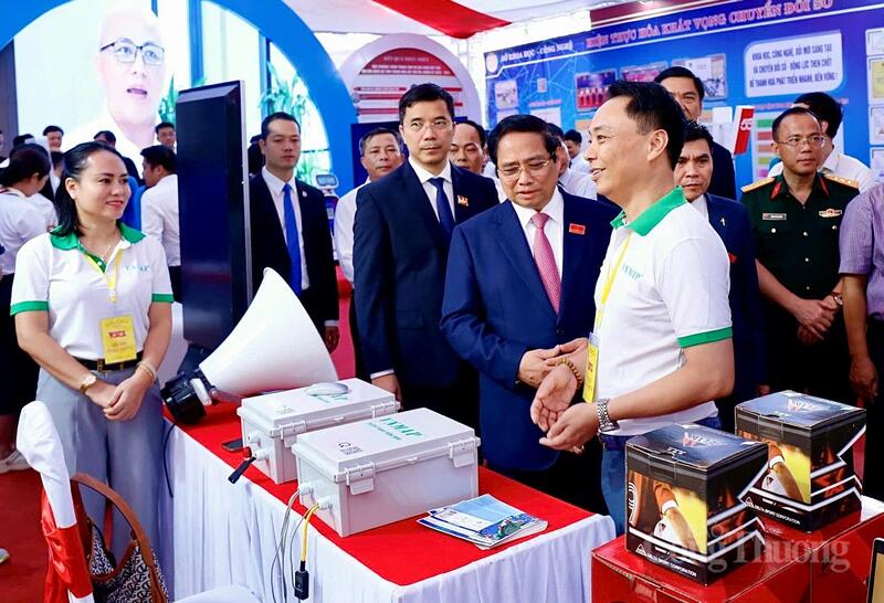 Ông Nguyễn Việt Thanh, đại diện nhóm sáng chế giới thiệu công năng của "VNMAP IQAir Edge-AI" tại Triển lãm thành tựu kinh tế - xã hội Thanh Hóa chào mừng Đại hội đảng bộ tỉnh nhiệm kỳ 2025-2030. Ảnh: Ngô Nhung